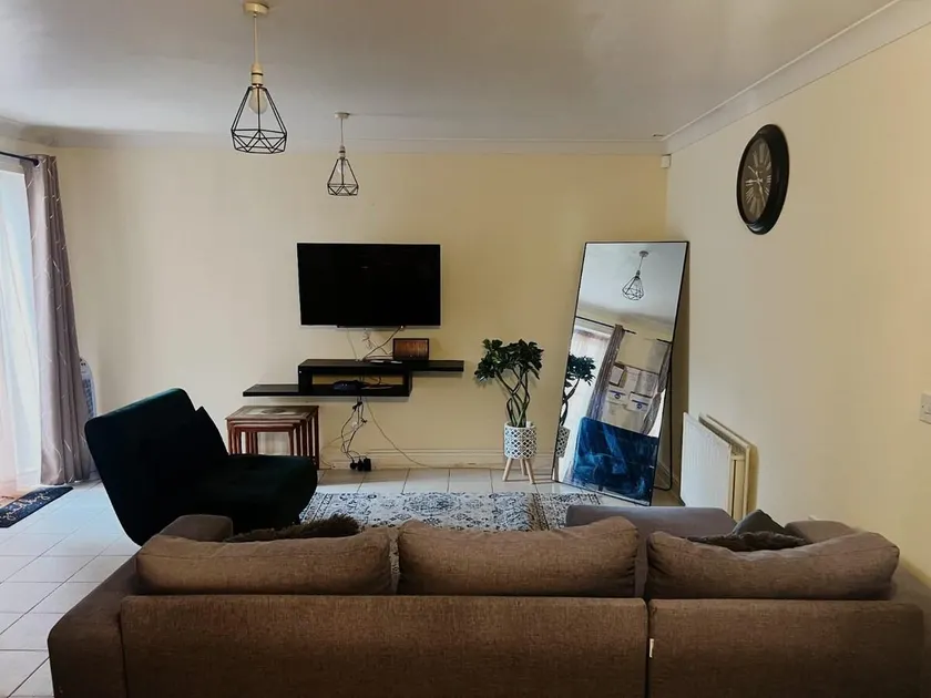 Apartment with Free Parking - Image 1