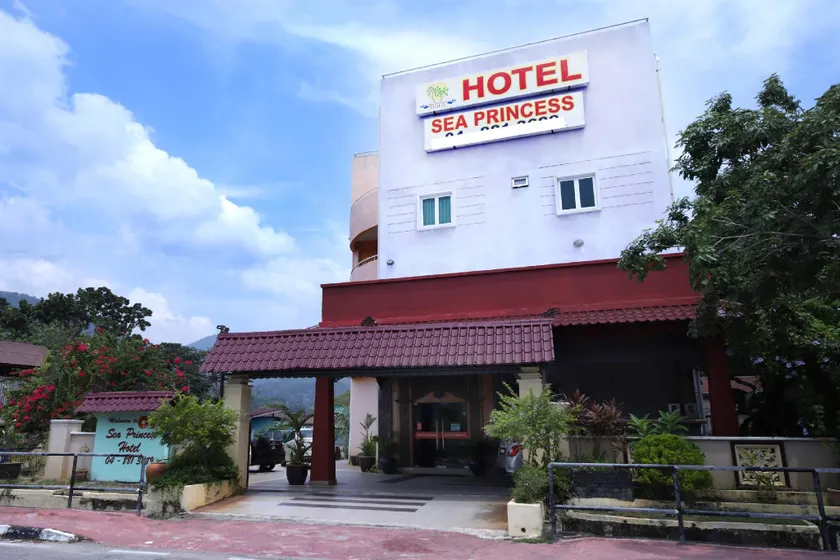 OYO 528 Andaman Sea Hotel - Image 1