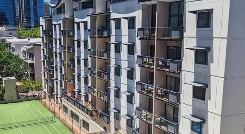 City & lakeside with free secure allocated parking, pool, gym & tennis court, only 15 mins walk into the City - Image 1