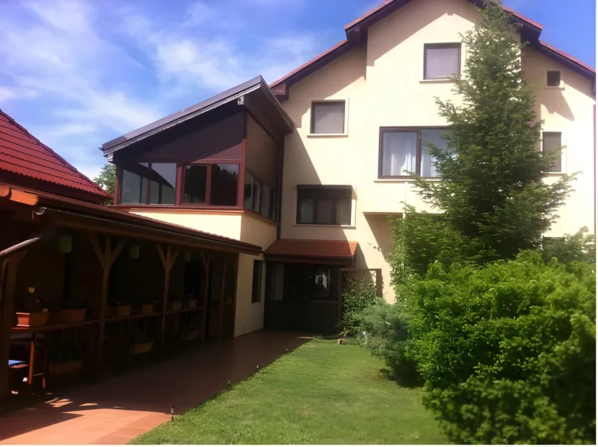 Pensiunea Red Rose Apartments - Image 1