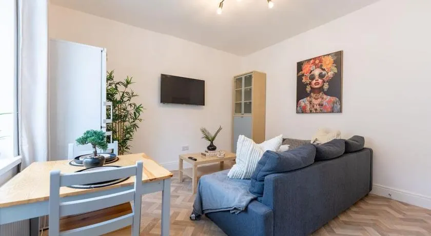 Luxury 1-Bed Apartment Near city centre and North Manchester General Hospital - Image 1
