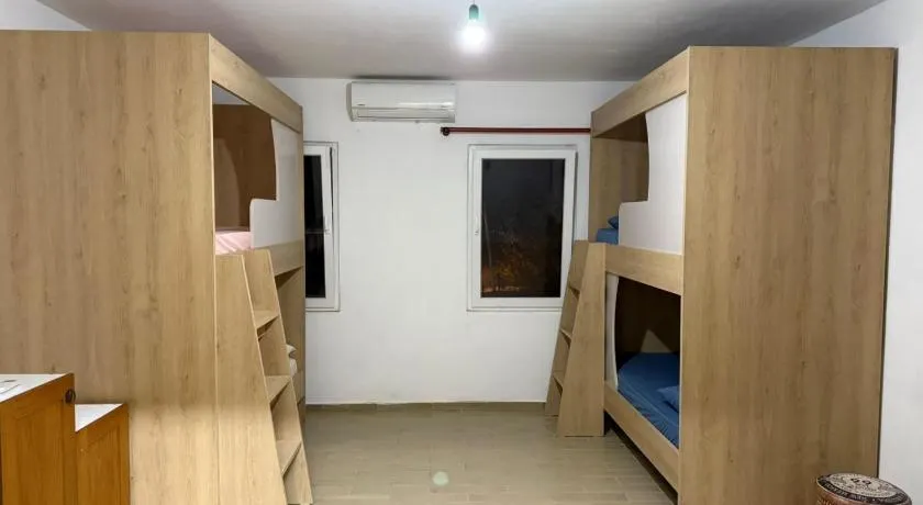 Rooftop Gallery Hostel - Image 1