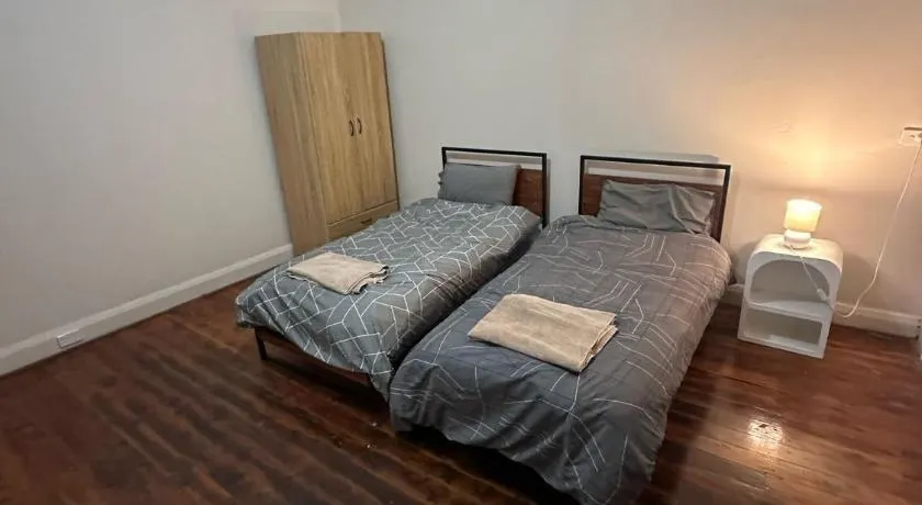 Comfortable Family Room in Central Location - EW1 - Image 1