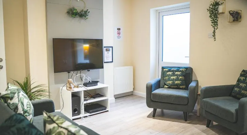 Spacious 4-bed house in Crewe by 53 Degrees Property, ideal for Contractors & Business, FREE parking - sleeps 7 - Image 1