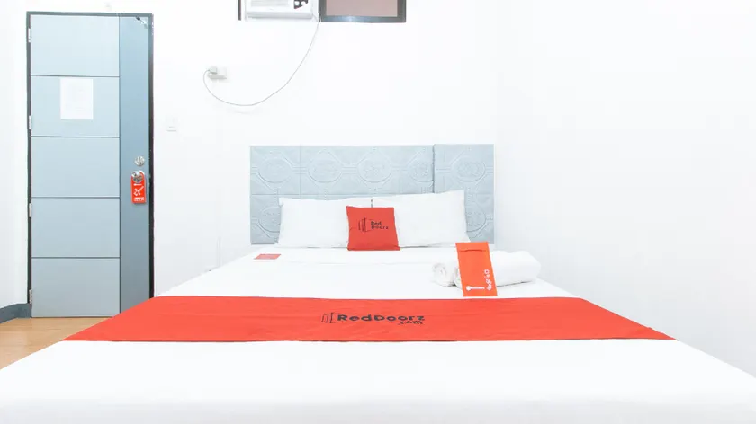 RedDoorz at CAA Road Las Pinas - Image 1