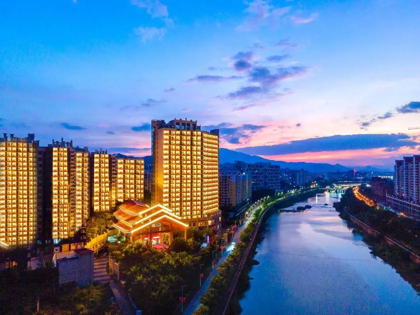 Wuzhishan Qingneng Lijingwan Hotel - Image 1