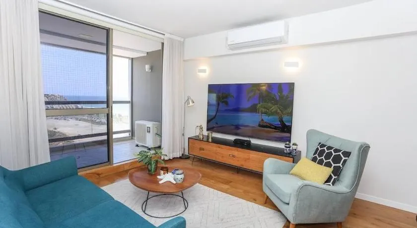 Mandarin Beachfront Apartment with Sea View Balcony - Image 1