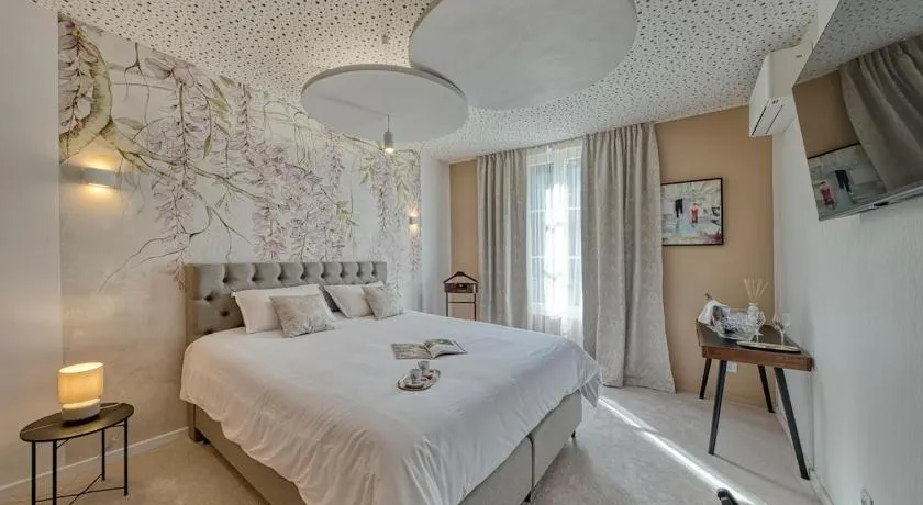 La nuit au Quai Chambre de luxe PinotNoir - Image 1