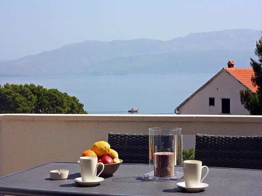 Apartamento vacacional con terraza y barbacoa | Vistas al agua - Image 1