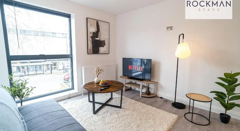 Royal Oak Apartments 1 - Free Parking - 2 Bedroom - 2 bathrooms - Sleeps 6 - Contractors - Fast Wi-fi - Image 1