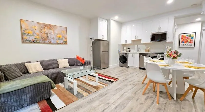 Luxury Coquitlam Escape, Beautiful Zen Interiors, Near Transit - Image 1