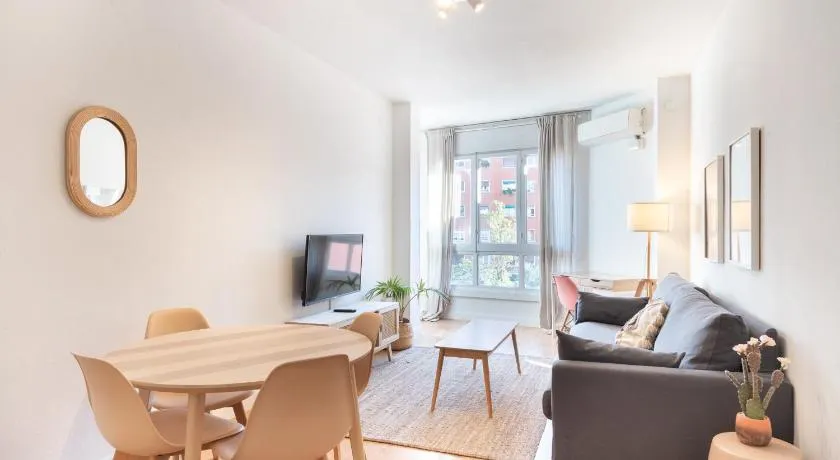 Comfortable Apartment for Groups next to Sagrada Familia, Barcelona - Image 1