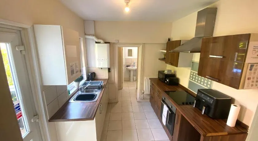 4-5 Bedroom House For Corporate Stays in Kettering - Image 1