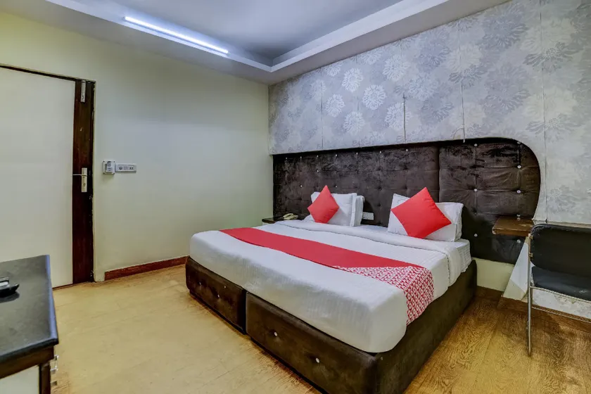 OYO 37118 Hotel Cosmo - Image 1