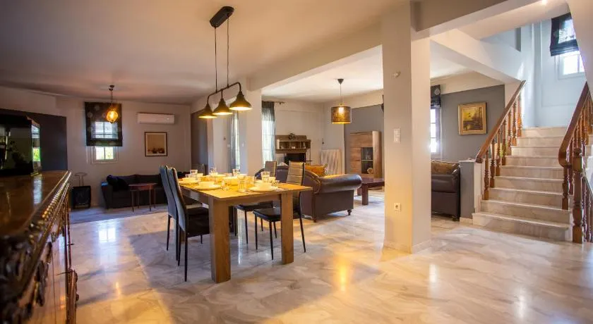 Τraditional fully detached villa on a luxurious hillock of Thessaloniki with its own garden also for family & wedding gatherings for 10 to 25 people only 15 minutes from airport - Image 1