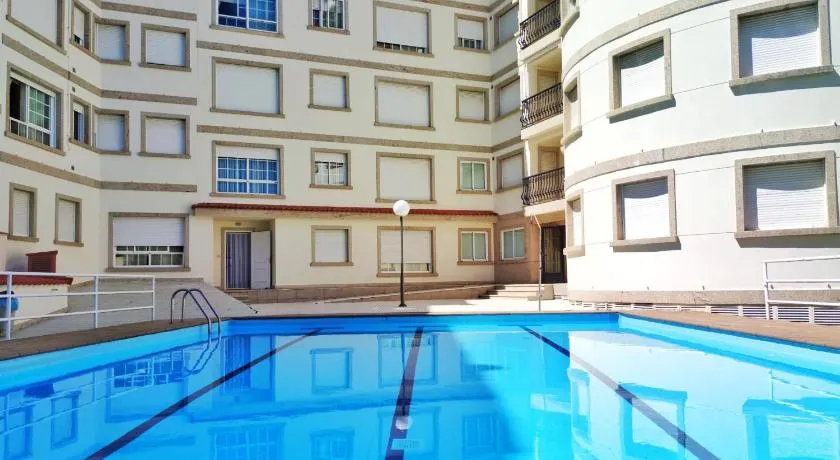 Apartamento en edificio nuevo, con piscina, vistas a la ría y al puerto, ESTANCIA MÍNIMA 14 noches, perfil familiar, no se admiten grupos de jovenes - Image 1