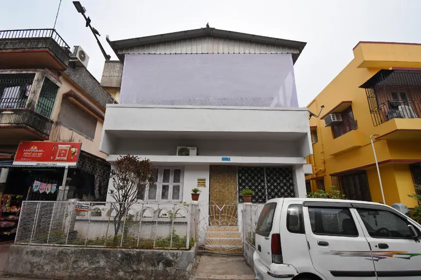 OYO 78077 Saga Inn Guest House - Image 1