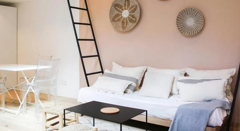 Charming house in Montreuil with terrace - Image 1