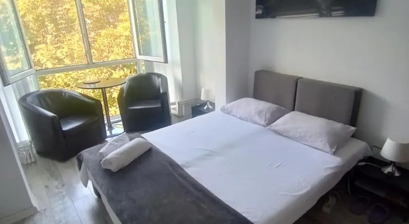 Hostel Florentin Camere Bai Comune acces bucatarie Cheap private rooms shared bathrooms kittchen laundry machine access Netflix - Image 1
