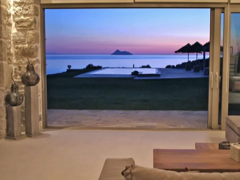 Villa Komos aan het strand - Image 1