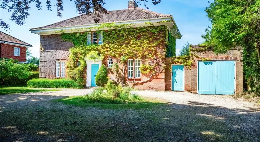 Spacious 4 Bedroom Detached Home in Iffley Village - Image 1