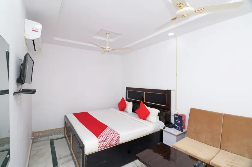 OYO Flagship 23207 Hotel Raj Shree - Image 1