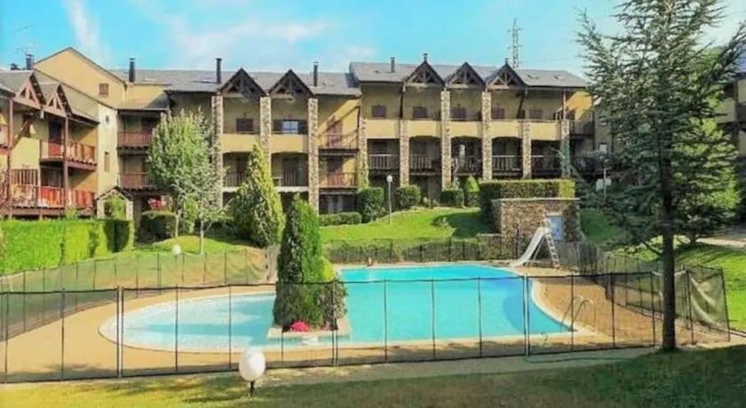 Preciosa casa con jardín y piscina - Image 1