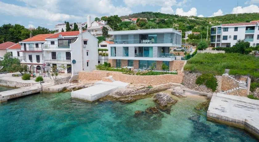 D HOUSE - Image 1