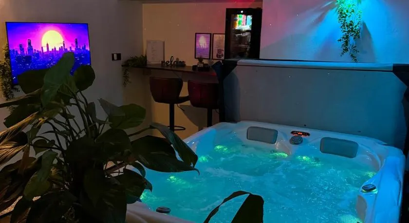 SPAYA JACUZZI centrum apartment - with home cinema & private parking - Image 1