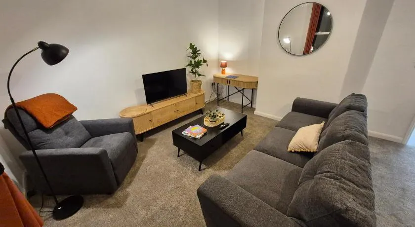 Sleek 1 Bed Flat near Warwick Castle with Parking - Image 1