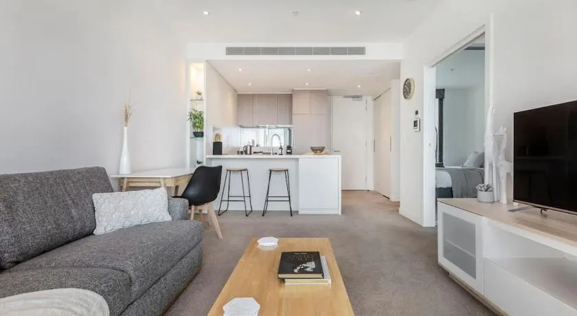 Spacious 2 bedroom apartment with Free parking-00189 - Image 1