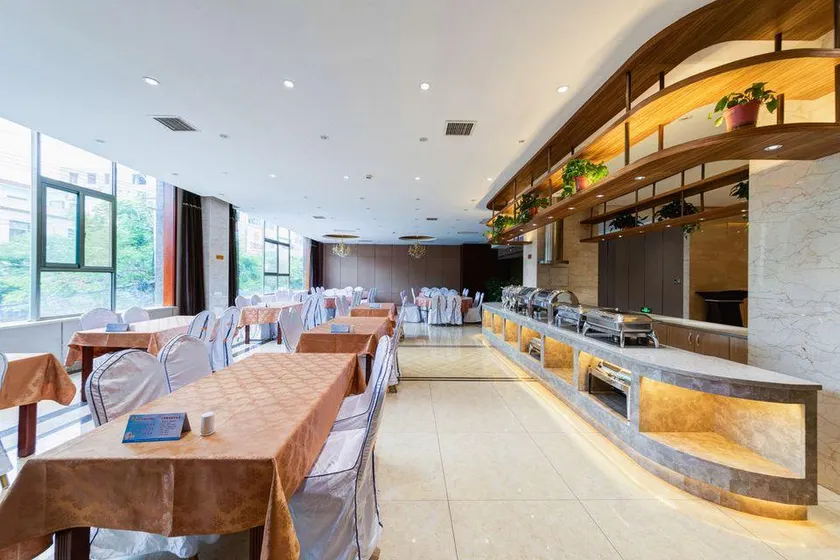 Broma Hotel - Image 1