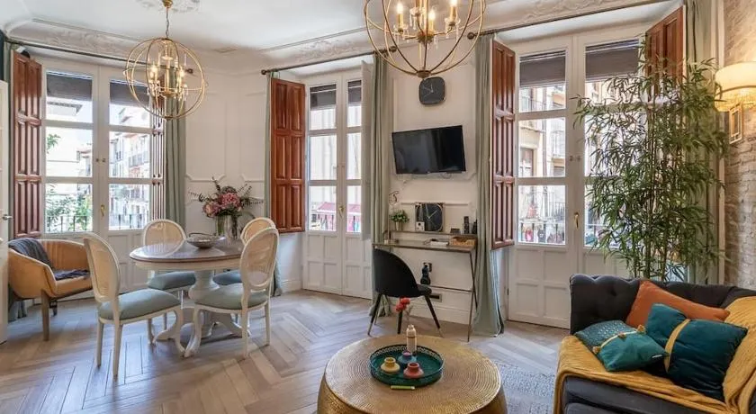 CH Elvira Luxury Apartment - Image 1