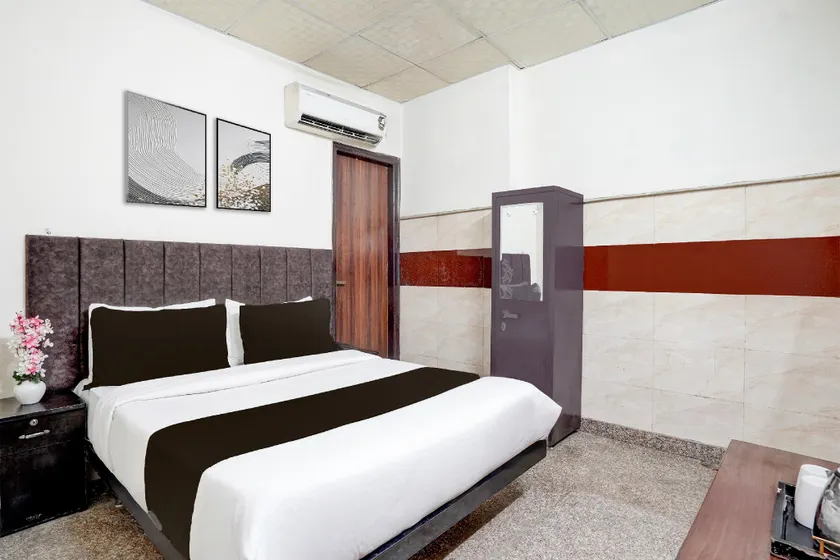 Townhouse Johri Enclave Metro Station Formerly Second Home - Image 1