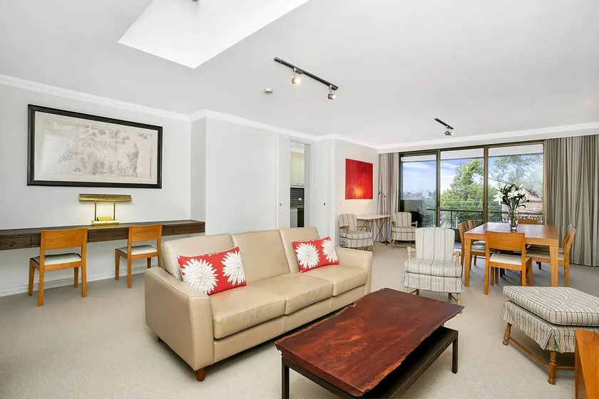 SPF13-Sunny, Spacious, Highly Convenient Apartment - Image 1
