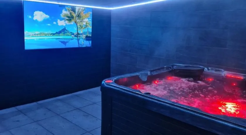 Short Stopzzz & Indoor Hot Tub - Image 1