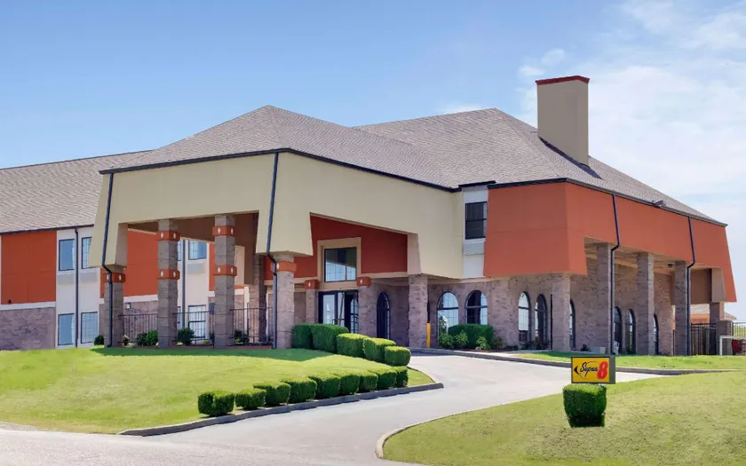 Super 8 by Wyndham Sapulpa/Tulsa Area - Image 1