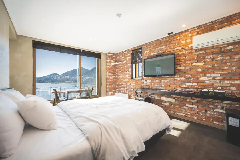 B&F Hotel - Image 1