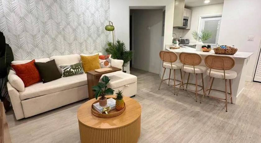 Stylish Pet Friendly 2BR Near Beach & FLL - Image 1