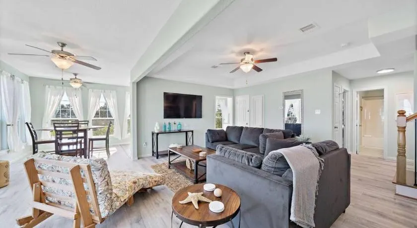 Stunning bayfront home with spacious deck and incredible Galveston Bay views - Image 1
