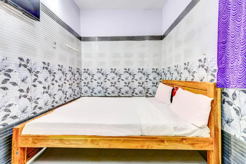 Hotel O MK Lodge - Image 1