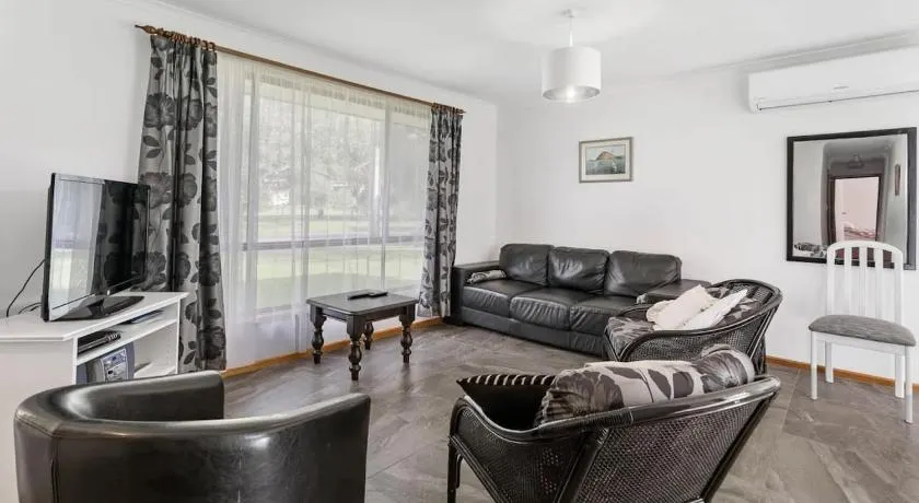 6 Simpson Rd Encounter Bay - No Linen Included - Image 1