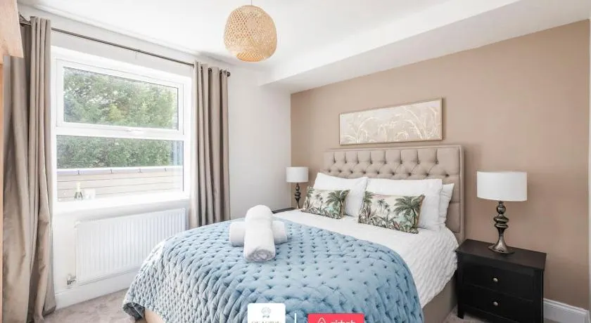 Beachside Retreat l Sun Terrace l Hot Tub l Free Parking l Seaside Escapes Short Lets & Serviced Accommodation - Image 1