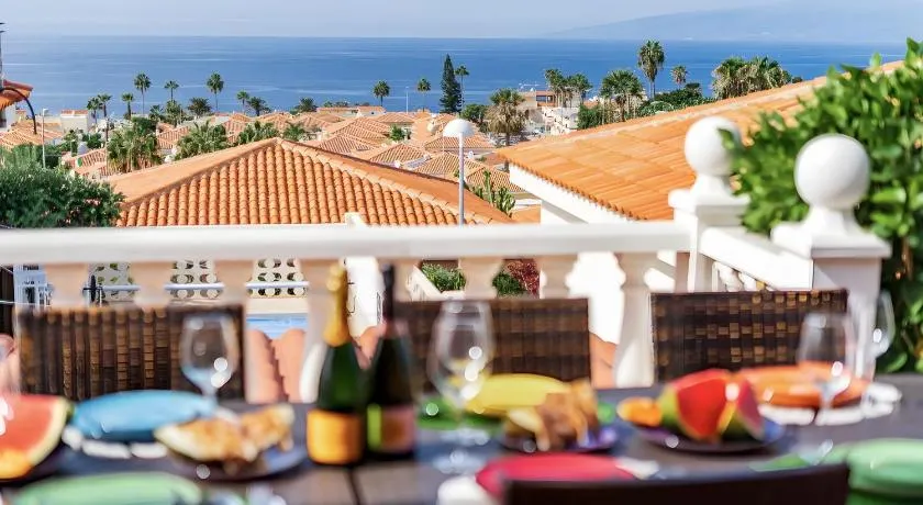 Ferienvilla „Ocean View 3 Schlafzimmer mit Pool“, Meerblick, WLAN & Klimaanlage - Image 1