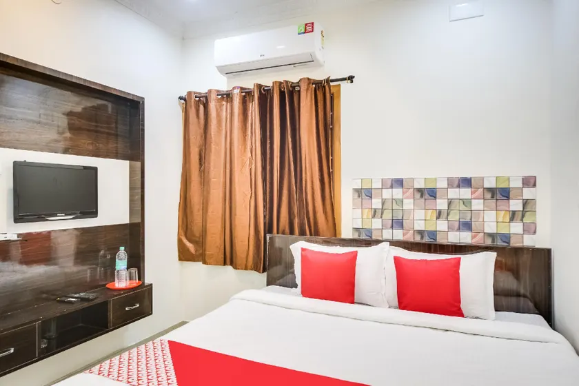 OYO 72405 Hotel Yogi - Image 1