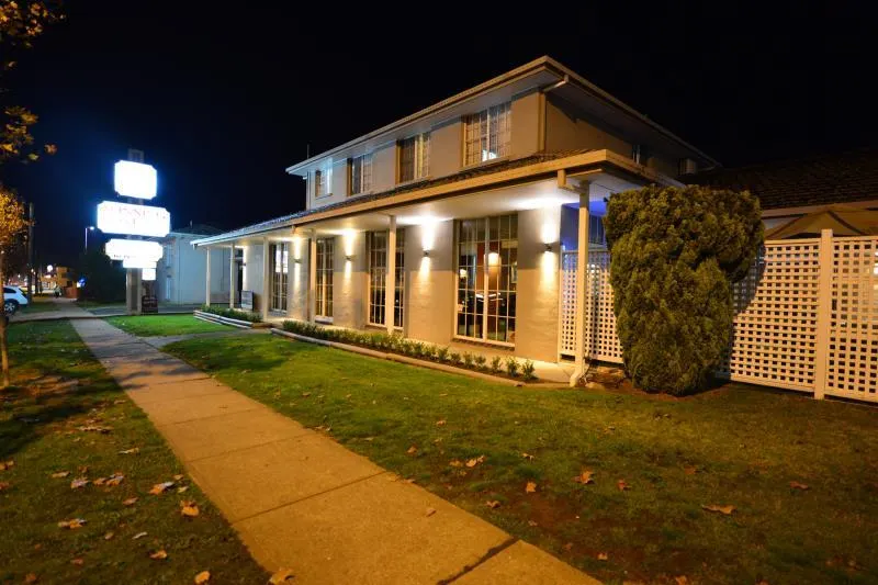 Winning Post Motor Inn - Image 1