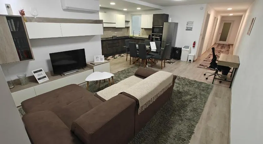 Modern 3-Bedroom Apartment - Ideal for Families and Business - Near Airport - Image 1