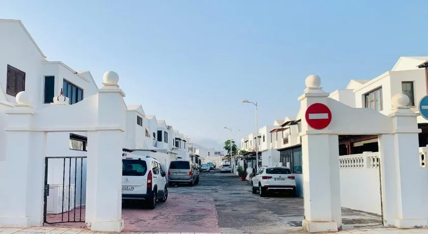 Habitaciones privadas cerca de la playa y aeropuerto en casa compartida con otros huéspedes - Image 1