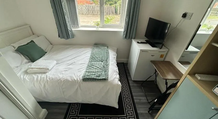 Private Room & En-Suite Bathroom - Long Term Stays & Contractors Welcomed - Image 1