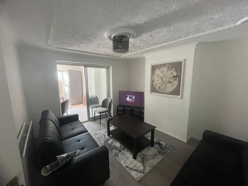 Spacious 5 bedroom House Near Gatwick 2-3 Parking Spaces & WiFi - Image 1